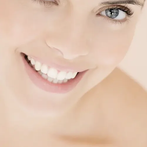 portrait-of-young-woman-smiling-looking-to-camera-2026-01-11-08-06-40-utc